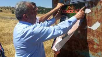 ATLAS: KENDİ ELLERİYLE AFİŞ YAPIŞTIRDI