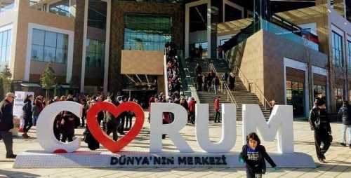  AVM'de Avize üzerlerine düştü