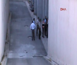 Cezaevine Girmemek İçin bileklerini kesti