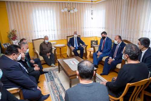 Bakan Gül depremzede acılı aileye taziye ziyaretinde bulundu