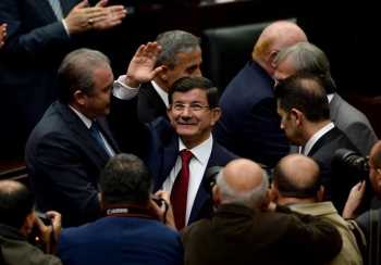 BAŞBAKAN DAVUTOĞLU ÇORUM TEŞKİLATLARINI SELAMLADI