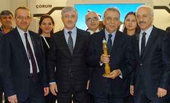 BAŞKAN AZİZ KOCAOĞLU ÇORUM STANDINDA LEBLEBI DAĞITTI