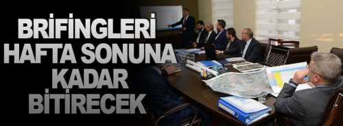 Başkan Daire müdürlerinden brifing alıyor