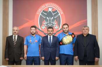 Başkan Külcü'den  Şampiyon Güreşçilere Altın