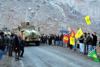 BDP'LİLER ASKERİ KONVOYA SARI,KIRMIZI,YEŞİL FLAMALAR SALLADI