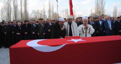 Beker’in cenaze teröründe görev baba Uğur Beker’e düştü. Şehidin babası İmamı Beker, oğlunun cenaze namazını kıldırdı. Cenaze namazında dimdik ayakta  