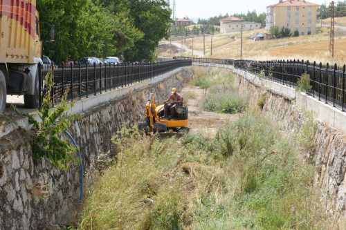 Belediye dereleri temizliyor