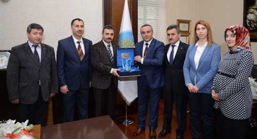 Bem-Bir-Sen Çorum Şube Başkanı Burhan Şahin, Şube yönetimi ve Kadın Kolları üyeleri, Belediye Başkanı Muzaffer Külcü’ye sosyal denge sözleşmesi için teşekkür ziyaretinde bulundu