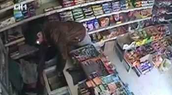 Camiye giden esnafın işyerini soydular