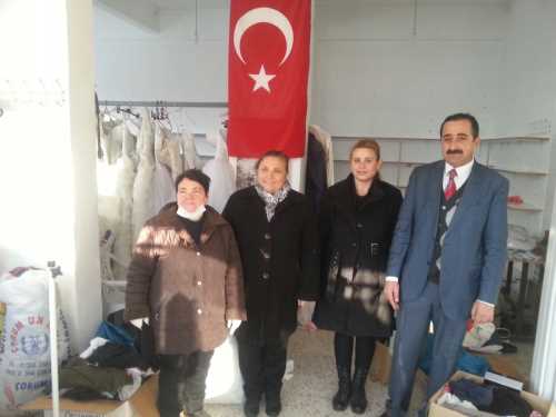 CHP'den Mültecilere Kıyafet Yardımı