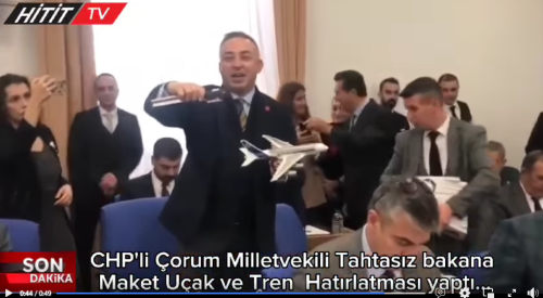 CHP'li Tahtasız Bakan Uraloğlu'na Maketle Tren ve Uçak Hatırlatması Yaptı! 