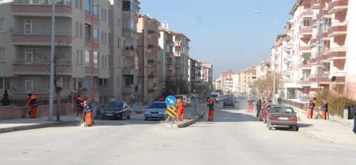 Çorum Belediyesi, yoğun kar yağışlarında karla mücadele ekiplerinin döktüğü tuz ve kum kalıntılarını temizliyor
