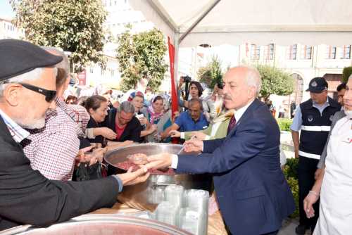 Çorum Belediyesi 15 bin kutu aşure dağıttı