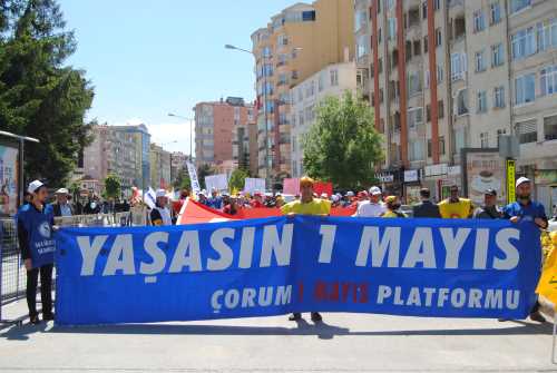 Çorum'da 1 Mayıs Kutlama Komitesi tarafından düzenlenen programa yaklaşık 1.250 kişi katılım sağladı