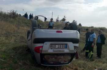 Çorum’da bir ilaç firmasına ait  otomobil tarlaya uçtu