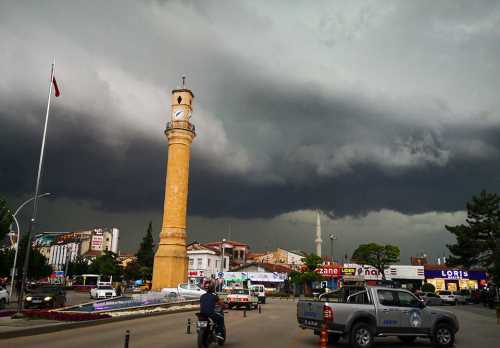 Çorum'da Bodrumları su bastı, kaleden kaya parçaları düştü