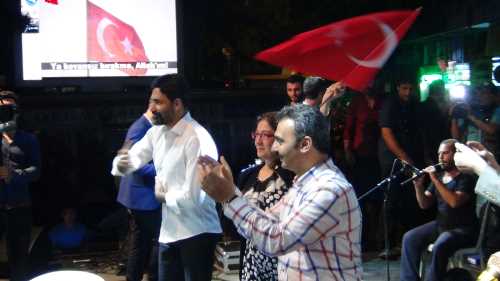 Çorum'da Demokrasi Nöbeti'nin,23. gecesinde Uğur Işılak Şarkılarıyla Taçlandırdı