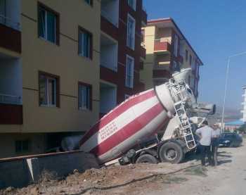 Çorum'da Freni Boşalan Beton Mikseri Dehşet Saçtı