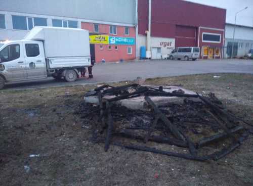 Çorum'da magandalar kameriyeyi yaktı