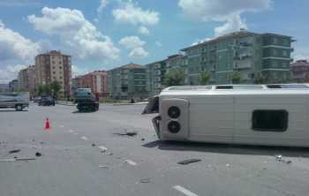 Çorum'da Öğrenci minibüsü kaza yaptı. 8 Öğrenci yaralı