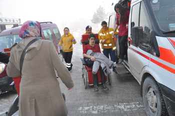 ÇORUM'DA ÖĞRENCİ SERVİSİ KAZA YAPTI 11 YARALI