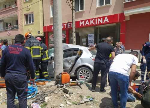 Çorum'da Otomobil beton direğe çarptı 4 yaralı 