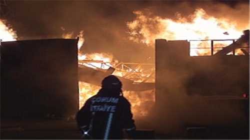 ÇORUM'DA PLASTİK BORU FABRİKASINDA YANGIN 