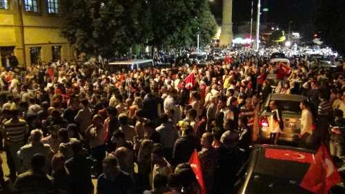  Çorum’da vatandaşlar darbe girişimine karşı sokağa döküldü