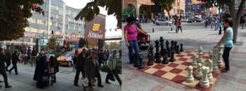 ÇORUM SOKAKLARINDA SATRANÇ VAR