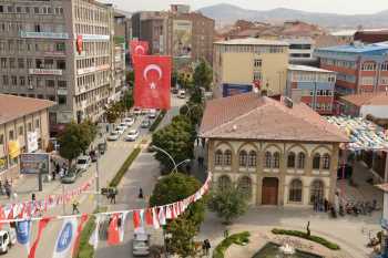 ÇORUM TÜRK BAYRAKLARI İLE SÜSLENDİ