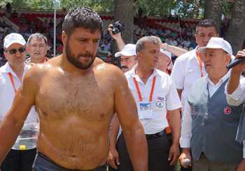 ÇORUM'UN BAŞ PEHLİVANI RECEP KARA OLDU