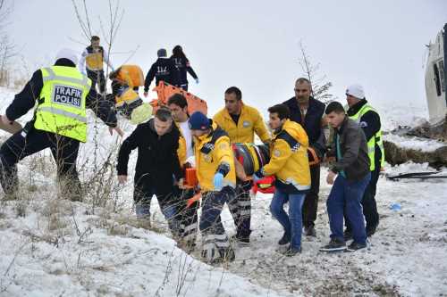 Çorum’un Sungurlu ilçesi yakınlarında bir minibüs şarampole yuvarlanınca, 2′si ağır 5 kişi yaralandı.