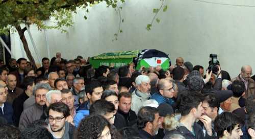 ÇORUMLU DURU’YA HÜZÜNLÜ VEDA ŞAPKASI VE BEBEĞİYLE UĞURLANDI