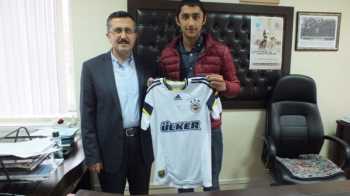 ÇORUMLU FENERBAHÇELİ BATUHAN ESKİ OKULUNU UNUTMADI