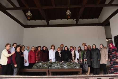 Çorumlu Kadınlar askerler için boyunluk ördü