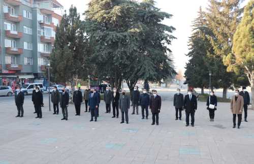 Çorumlu Öğretmenler Atatürk Anıtı'na çelenk sunumunda bulundular