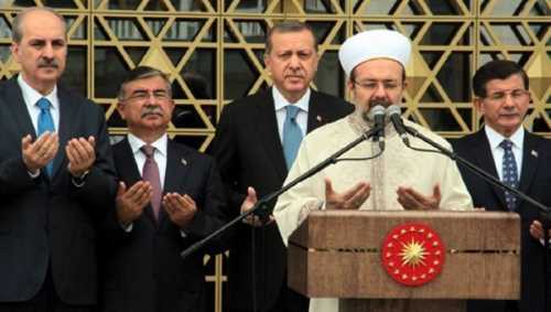 Cumhurbaşkanı Erdoğan, Başbakan Davutoğlu ve Diyanet İşleri Başkanı Görmez'in Sultanahmet'e giderek, Cuma namazını kılacağı öğrenildi.