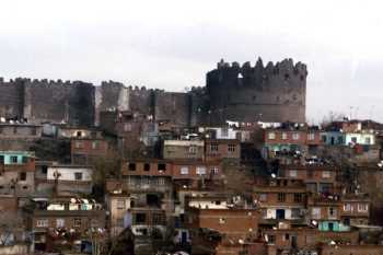 Delinin Diyarbakır surlarından attığı kız öldü