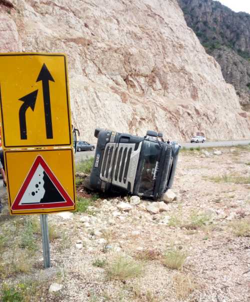 Dorsesi olmayan kamyon yan yattı