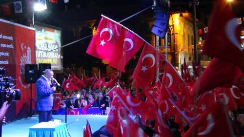 Dursun Ali Erzincanlı, şehit Ömer Halisdemir için yazdığı  şiirini Çorum'da ilk defa  Okudu