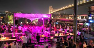 Ünlü bir  İşadamı Reina'nın Tuvaletinde Basıldı