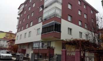 EV SAHİBİ HIRSIZLARI YAKALAYIP POLİSE TESLİM ETTİ