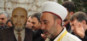 Gazi hoca Babasının cenazesini kıldırdı