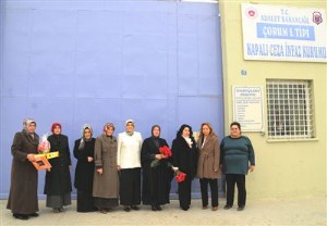 VALİ VE BAŞKAN EŞLERİNDEN KADIN MAHKUM ZİYARETİ