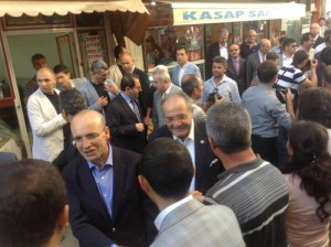 ŞİMŞEK VE EROĞLU'NUN   GAZİ CADDESİ YÜRÜYÜŞÜ