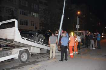 Freni boşalan kamyon mobesa direğine vurdu