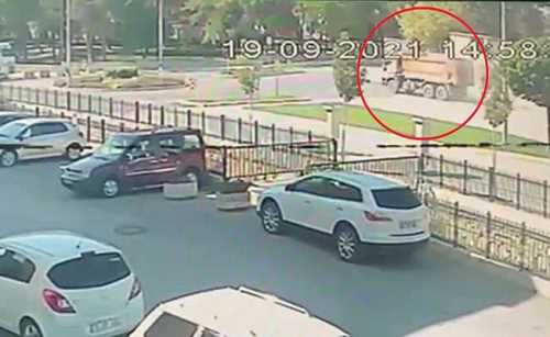 Freni patlayan kamyonun kaza anı güvenlik kameraların