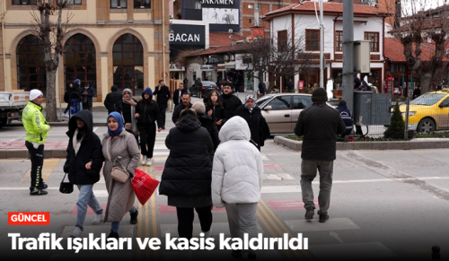 Gazi Caddesi PTT önündeki Trafik ışıkları ve kasis kaldırıldı!