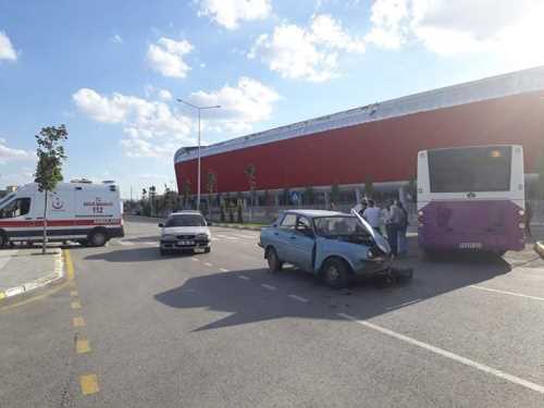 Halk Otobüsü Otomobille Çarpıştı: 6 Yaralı