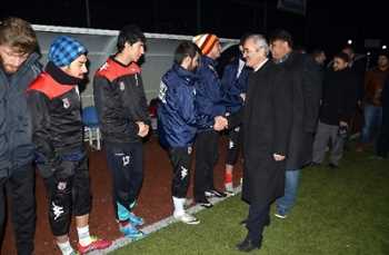  Hamza Karataş,ilçe stadyumunda antreman yapan  sporcularla buluştu